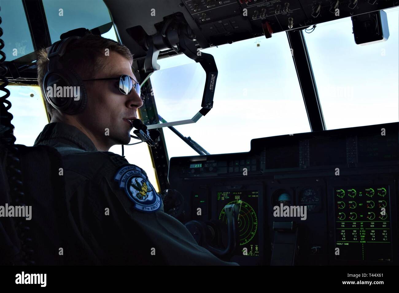 Kapitän Andy Forsyth, 37th Airlift Squadron, Air Base Ramstein, Deutschland, Piloten der C-130 J Hercules die Mitglieder des 86th Aeromedical Evacuation Squadron, Ramstein AB, Deutschland, auf einem aeromedical Bereitschaft Mission in Tallinn, Estland, Jan. 23, 2019. Die Mission fähigen Trainings für semi-professionelle Anforderungen und student Upgrades und simuliert die Herausforderungen der Logistik, alerting Verfahren und das Speichern und Laden von medizinischen Geräten an einem unbekannten Ort. Stockfoto