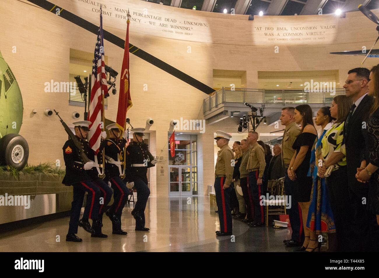 Us-Marines mit dem Marine Attack Squadron (VMA) 231 Color Guard, März auf die Farben während der VMA-231 100 jähriges Jubiläum Feier in Quantico, Virginia, Feb 23, 2019. Seit 100 Jahren VMA-231 ist in wichtigen von Operationen, die beiden Weltkriege serviert, der Golfkrieg, der Operation Iraqi Freedom und Operation Enduring Freedom. Stockfoto