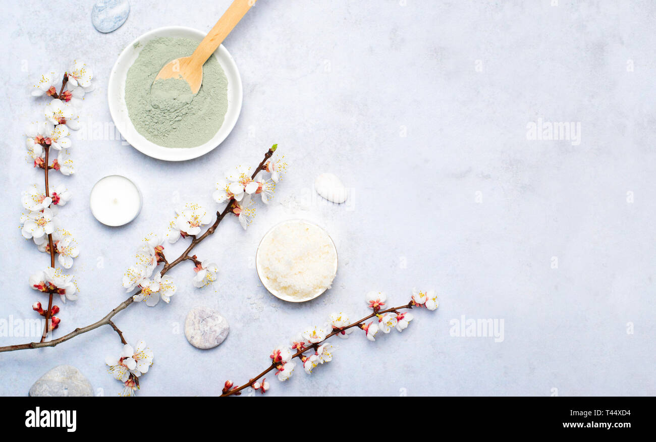 Spa Wellness Hintergrund, Naturkosmetik, Lehm Pulver und Sugar Scrub, Vorbereitung von Hautpflegeprodukten, Ansicht von oben Stockfoto