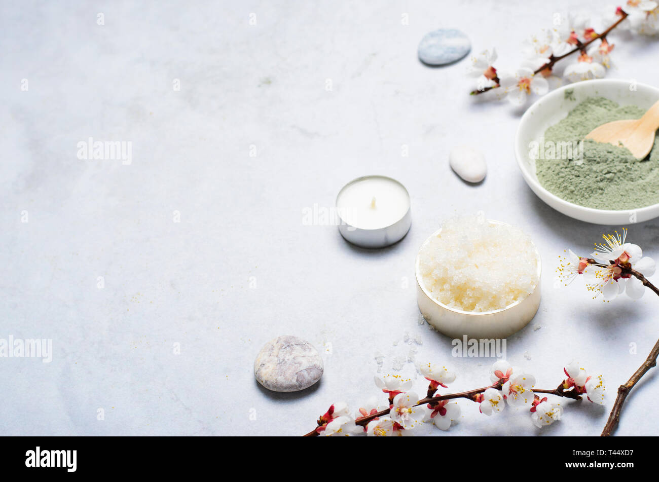 Spa Wellness Hintergrund, Naturkosmetik, Lehm Pulver und Sugar Scrub, Vorbereitung von Hautpflegeprodukten, Ansicht von oben Stockfoto
