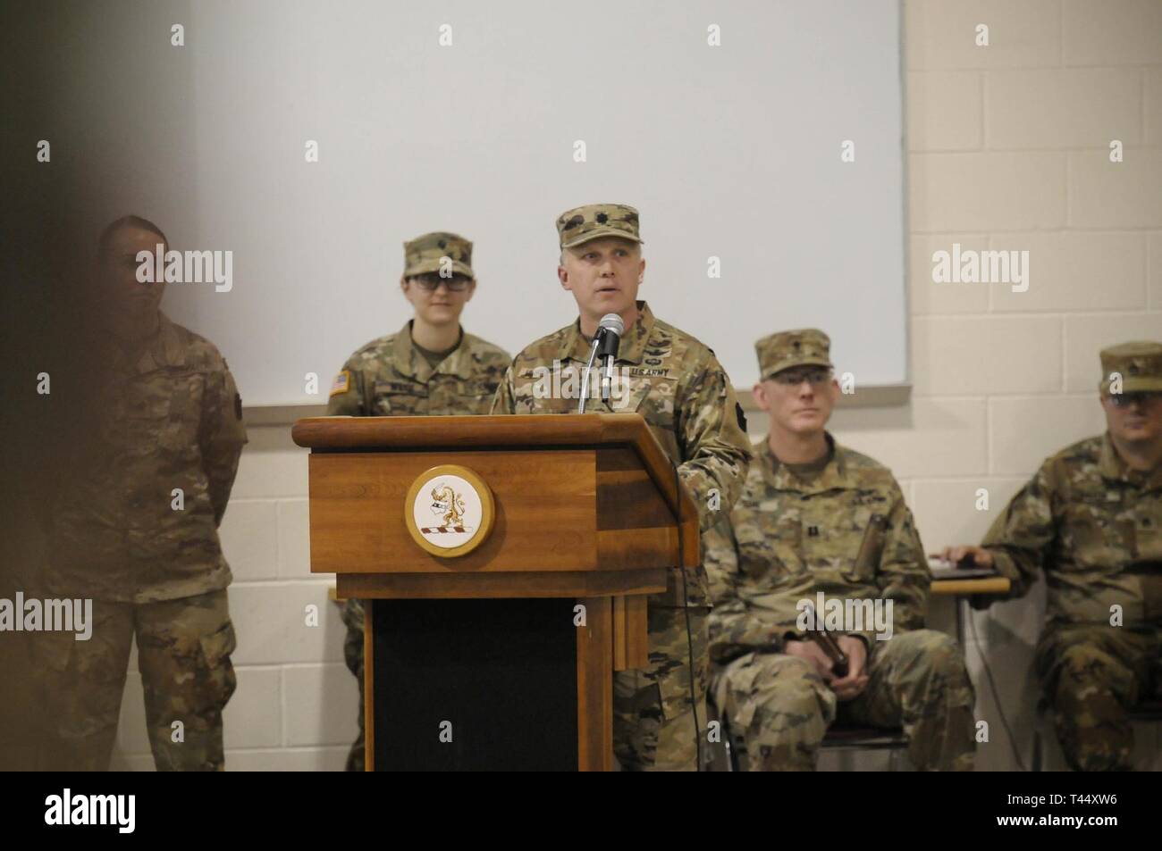 Us-Armee Oberstleutnant Jeffry Milchanowski, eingehende Kommandant der2-104 th Allgemeine Unterstützung Aviation Battalion, 28 Expeditionary Combat Aviation Brigade, spricht mit den Soldaten und Teilnehmern während einer Änderung des Befehls Zeremonie am 28. ECAB Armory, 24. Februar 2019. Milchanowski übernimmt für ausgehende Kommandant Oberstleutnant Michael Girvin. Stockfoto