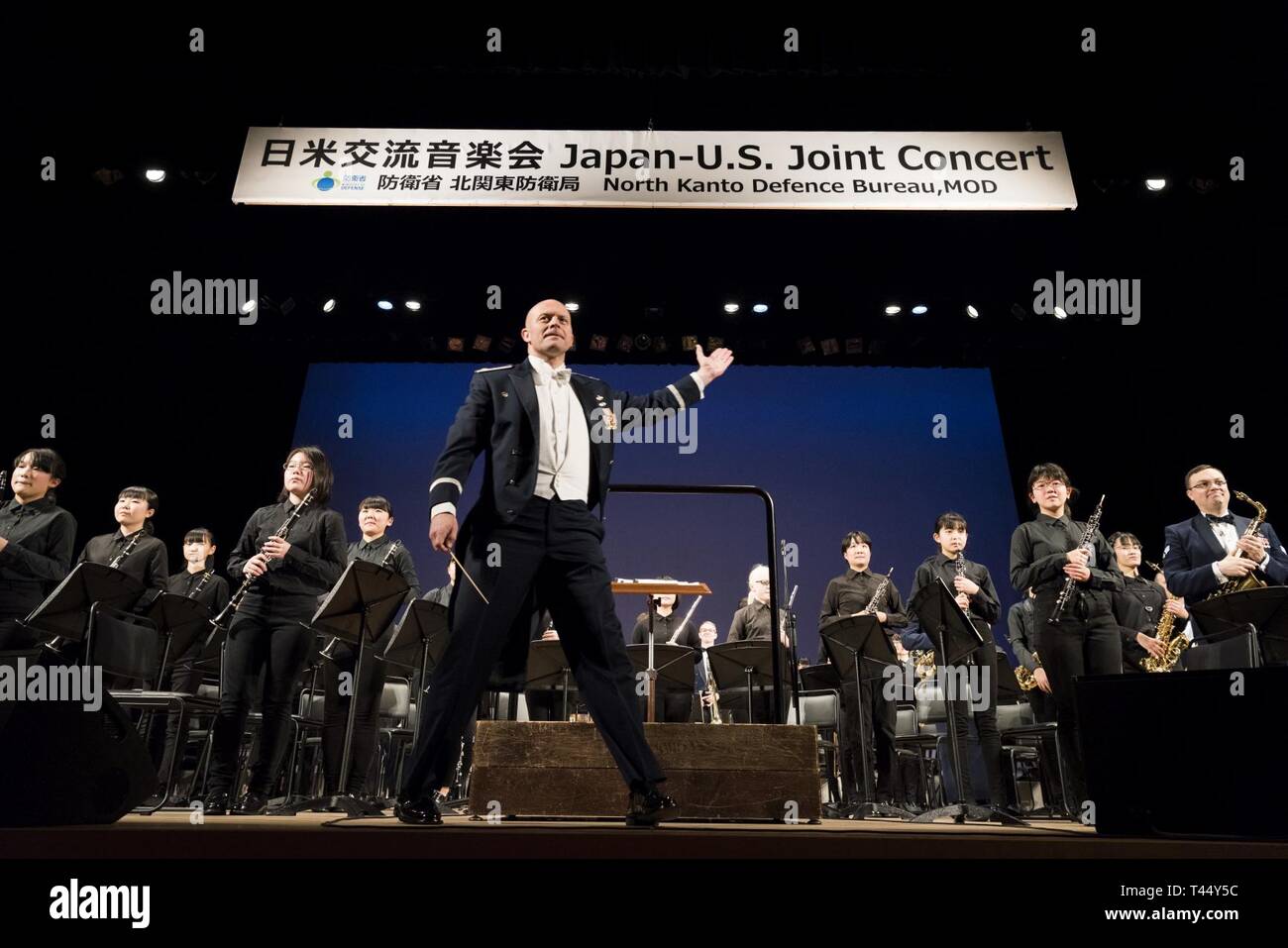 Maj. Michael Hoerber, USAF Band des Pazifischen Commander und Leiter, kommt auf der Bühne während der Japan-U.S. Gemeinsames Konzert 24.02.2019, an der Hamura Learning Center in Hamura, Tokio, Japan. In diesem Jahr wird die 11. jährliche Japan-U.S. Gemeinsames Konzert Ereignis durch den Norden Kanto Verteidigung Präsidium Bundesministerium der Verteidigung organisiert und dient als Allee in die Stärkung der Partnerschaften und Allianzen zwischen Yokota Air Base und den lokalen Gemeinschaften. Stockfoto