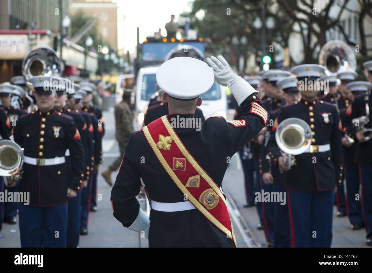 Marines mit dem Marine Corps Band New Orleans während des Krewe von Alla Mardi Gras Parade in New Orleans, 24.02.2019. Die Band tritt in mehreren Mardi Gras Mardi Gras Parade jährlich die Jahreszeit zu feiern und die Präsenz der Marine Corps" in der New Orleans Gemeinschaft zeigen. Stockfoto