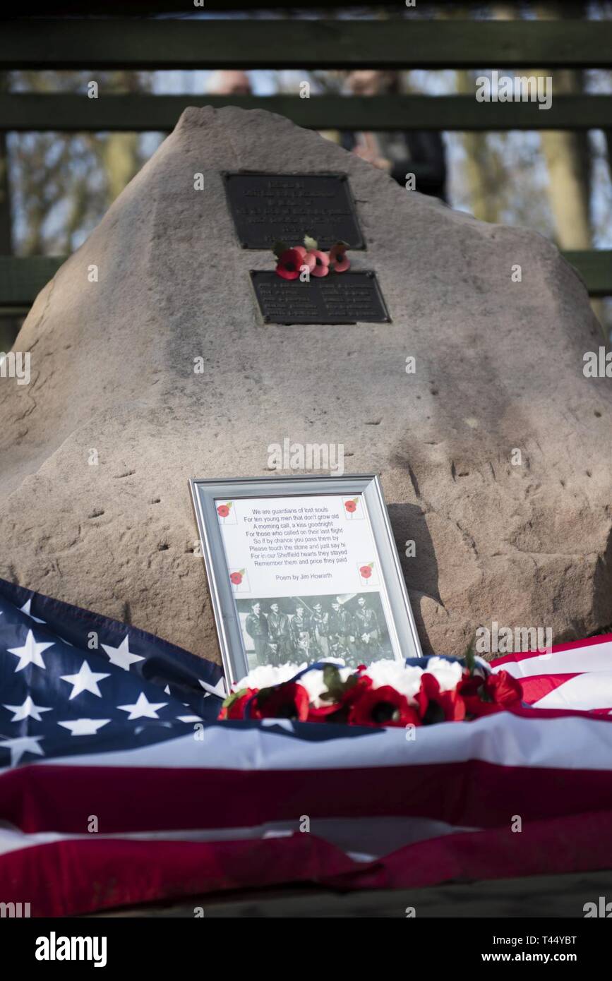 Dieses Denkmal für die Besatzung des Mi Amigo ruht in Endliffe Park, Sheffield, Vereinigtes Königreich, in dem es von Herrn Tony Foulds seit über 60 Jahren gepflegt wurde. Der diesjährigen Gedenkfeier wurde von der United States Air Force und der Royal Air Force in Flypast Endcliffe Park zwei Tage vor, wo Tausende von britischen Bewohner die Erinnerung an zehn gefallenen US-Flieger, die starb, als ihren Krieg - B-17 Flying Fortress crash verkrüppelt gelandet zu töten Bewohner und in der Nähe von Kindern zu vermeiden geehrt begleitet. Stockfoto