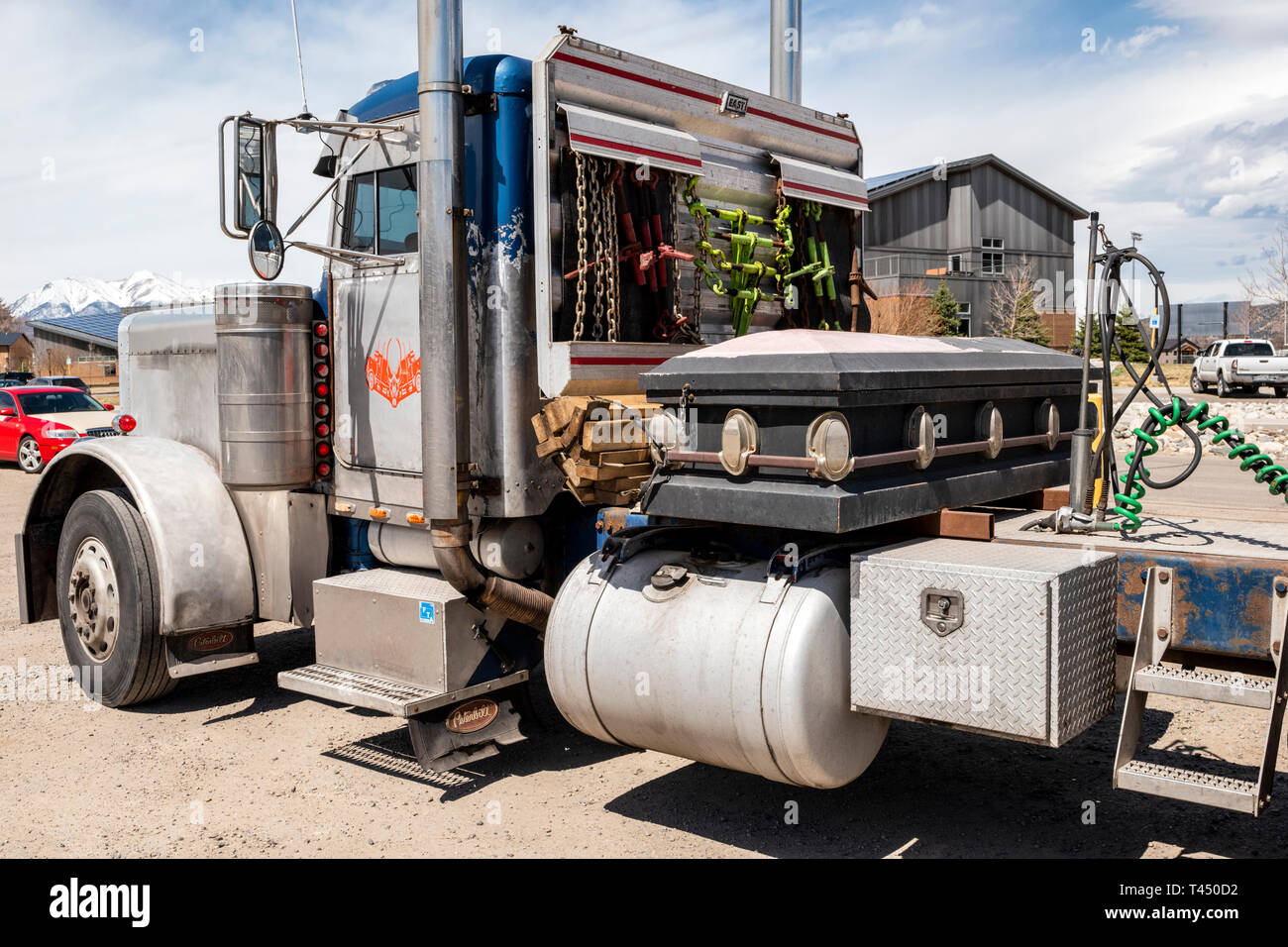 Traktor Anhänger mit einem Sarg auf der Rückseite montiert Stockfoto