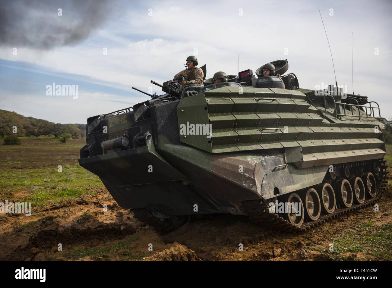 Us-Marines mit 3 Assault Amphibious Bataillon, 1st Marine Division, bereiten einen Angriff Amphibienfahrzeug (AAV) - P7/A1 zur Minenräumung Gebühren (MICLIC) während einer MICLIC Kurs an der Reihe 408, Marine Corps Base Camp Pendleton, Feb.26, 2019 starten. Im Laufe Marines erfahren Sie, wie sie Hindernisse für die Verletzung während der Durchführung amphibischer Operationen. Stockfoto