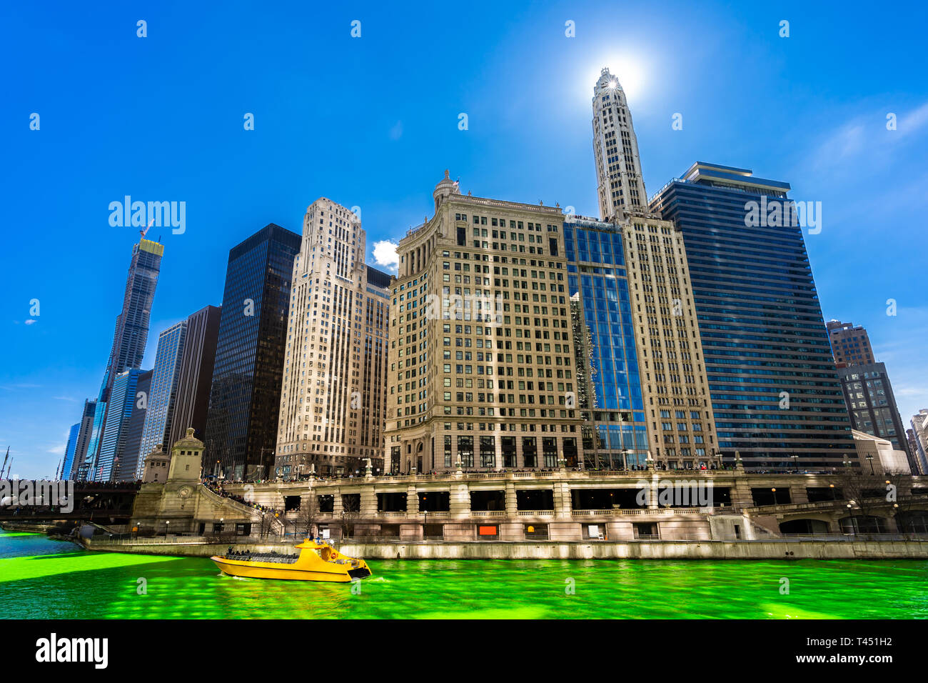 Chicago Skyline Gebäude entlang grün färben Fluss der Chicago River am St. Patrick's Day Festival in Chicago Downtown IL USA Stockfoto