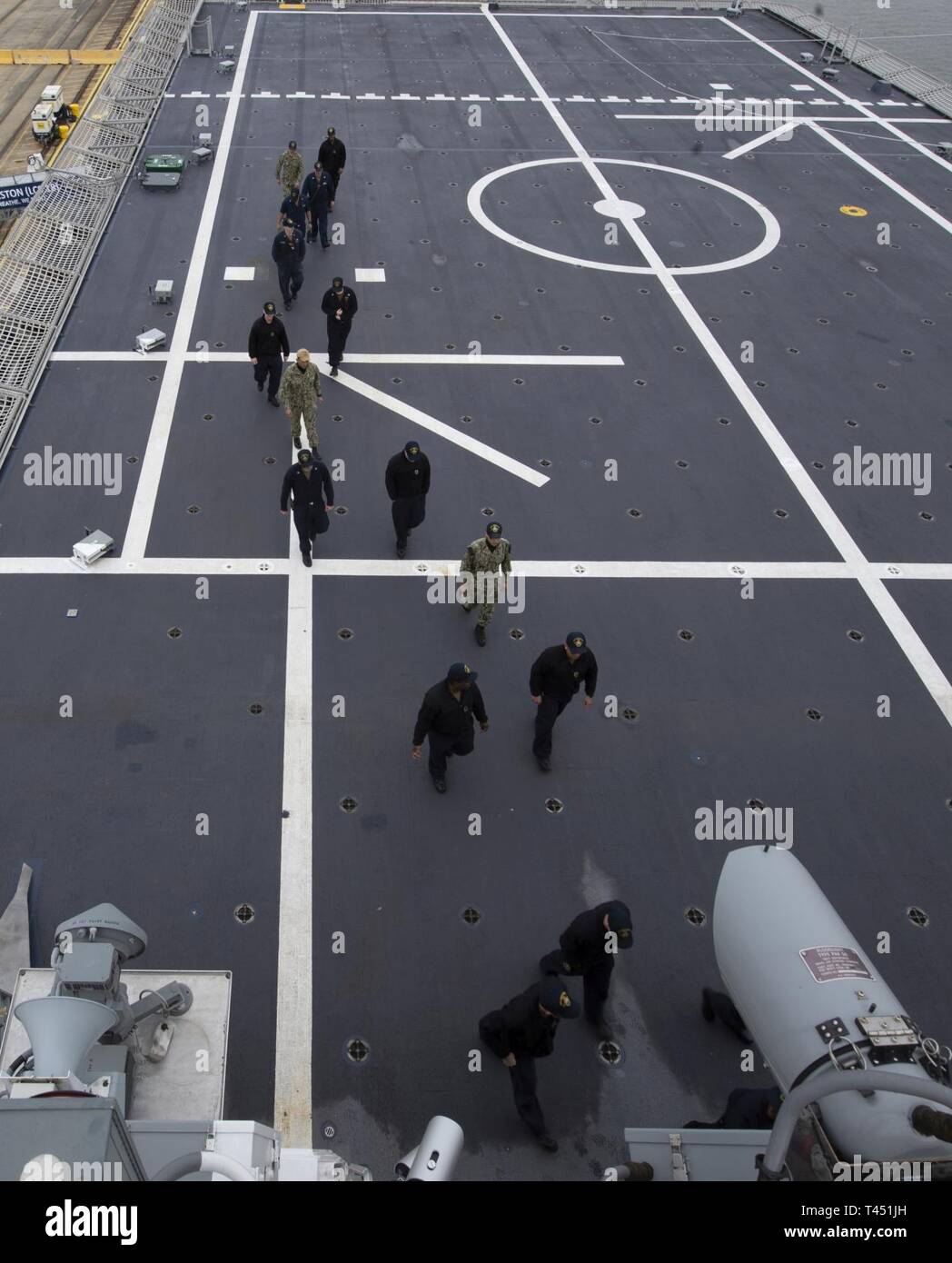 CHARLESTON, SOUTH CAROLINA (Feb. 26, 2019) Matrosen an Bord der USS Charleston (LCS 18) Spaziergang über die Flight Deck während der Probe für die bevorstehende Inbetriebnahme Zeremonie in Charleston, South Carolina. LCS 18 wird dem sechzehnten Littoral Combat Ship, der Flotte und dem 9. der Unabhängigkeit Variante eingeben. Es ist das sechste Schiff namens für Charleston, die älteste und größte Stadt im US-Bundesstaat South Carolina. Stockfoto