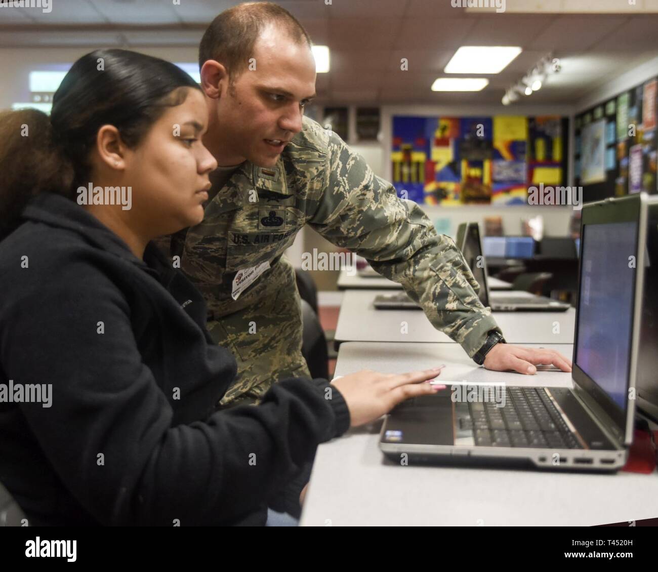 2. Lt Thomas Van Dorple, die 189Th Operationen GroupDetachment 1 cyber Operations flight Commander, Spaziergänge Shayla, ein Student an der High School Jacksonville, durch eine Übung während eines Informatik klasse Februar 26, 2019, in Jacksonville, Arche. Die Schule die Informatik mit einem Schwerpunkt serucity, entworfen, Grundlagen der Informatik, die Fähigkeiten, die grundlegende Programmierung und grundlegende Sicherheitskonzepte zu lehren gehostet werden. Stockfoto