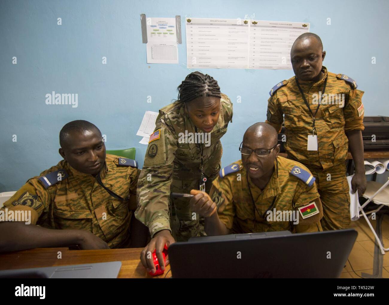 Sgt. 1. Klasse Dorle Jasmin-Bellamy (Mitte), eine US-Armee Teilnehmer Flintlock 2019, beschreibt eine Personal Maßnahmen mit Partner Kräfte aus Burkina Faso, am Lager Zagre, Burkina Faso, Jan. 26, 2019. Flintlock ist eine jährliche Special Operations und State Department Übung, an der mehr als 2.000 Soldaten, Flieger, Marine- und Polizeikräfte aus 30 nation Kräfte. Lehren aus Flintlock Stärkung der globalen Sicherheit fördern multinationale Institutionen, Austausch von Informationen und die Interoperabilität zwischen West- und Partnerstaaten in Nord- und Westafrika zu entwickeln. Stockfoto