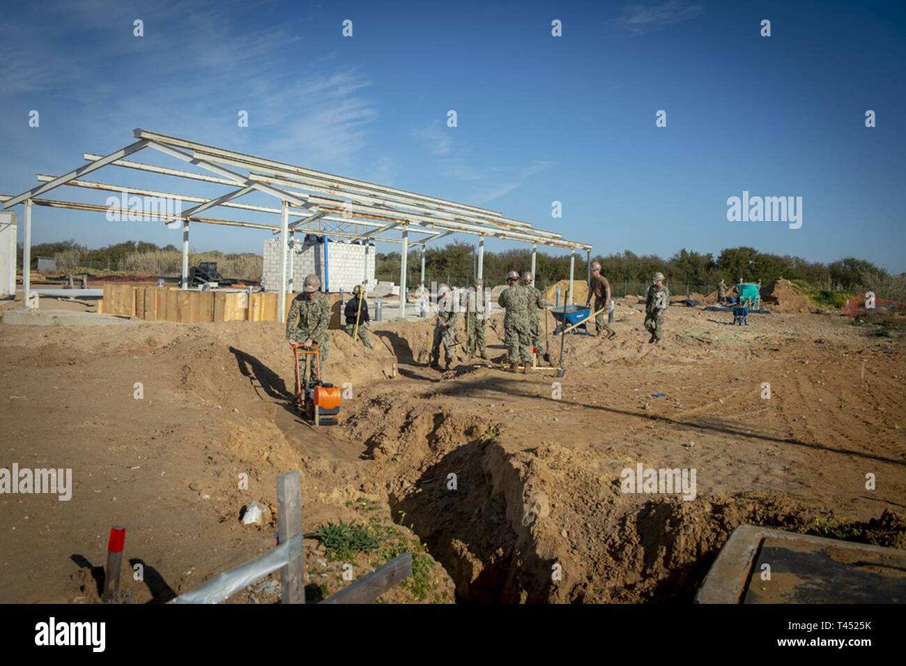 Spanien (Feb. 26, 2019) Seabees zu Naval Mobile Konstruktion Bataillon (NMCB) 133, Delta, die Verrohrung eines neuen militärischen Gebrauchshund in Naval Station Rota, Spanien zugewiesen. Das Projekt dient eine sichere und effektive Möglichkeit, Stunde und dem Militär Hunde zur Verfügung zu stellen. NMCB-133 wird bereitgestellt, der humanitären Hilfe und der ausländischen Hilfe auszuführen, und das Theater für die Zusammenarbeit in den USA 6 Flotte Bereich der Operationen. Stockfoto