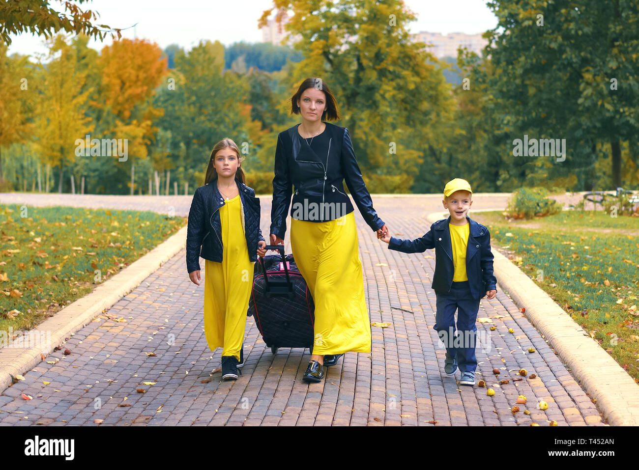 Familie Mutter, Tochter und Sohn in Urlaub gehen, mit Koffer Stockfoto