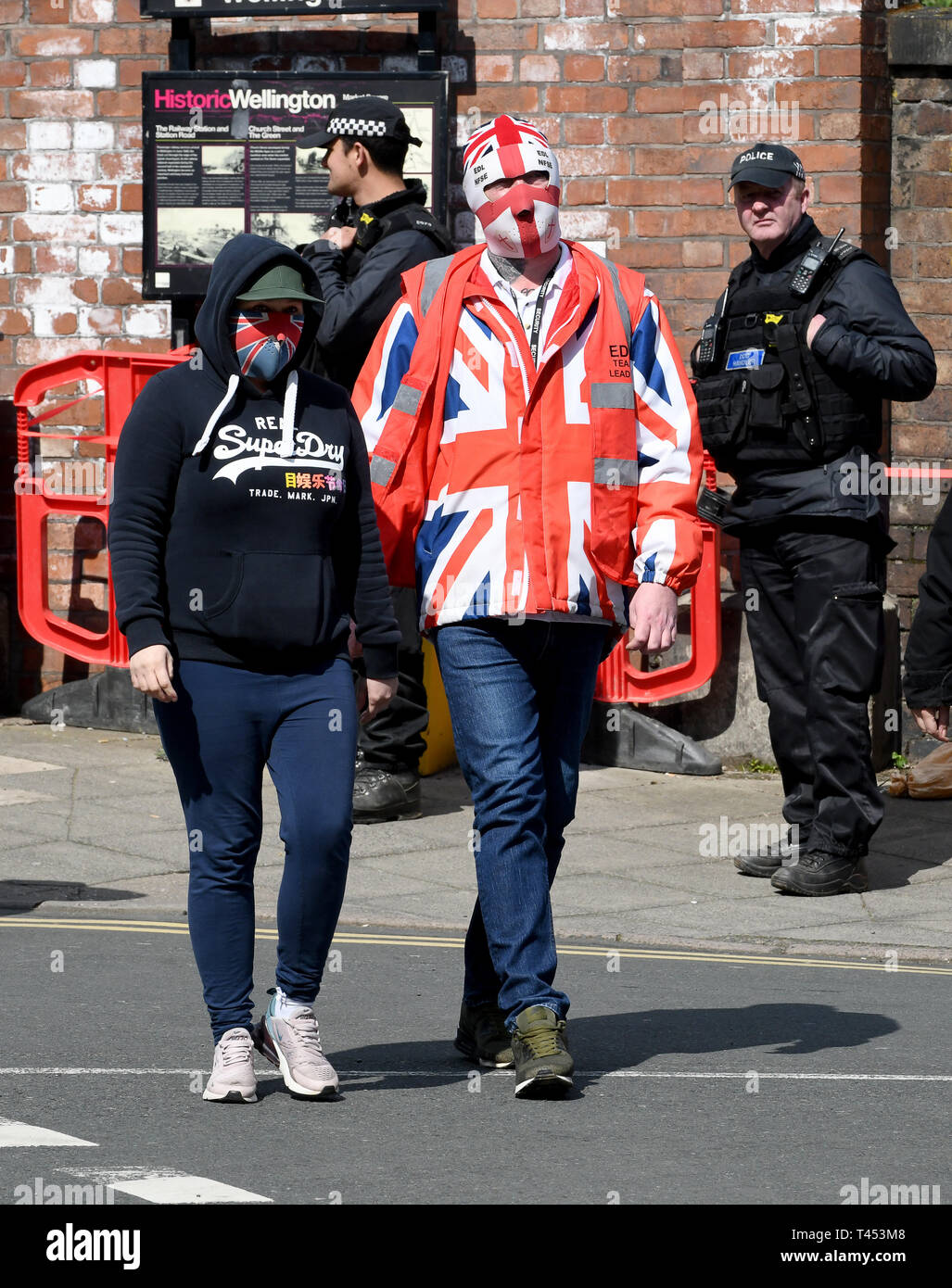 English Defence League Demonstranten marschieren in Telford, Shropshire. Die EDL März war, weil der letzten Monate Neuseeland Terroranschlag angeordnet. Stockfoto