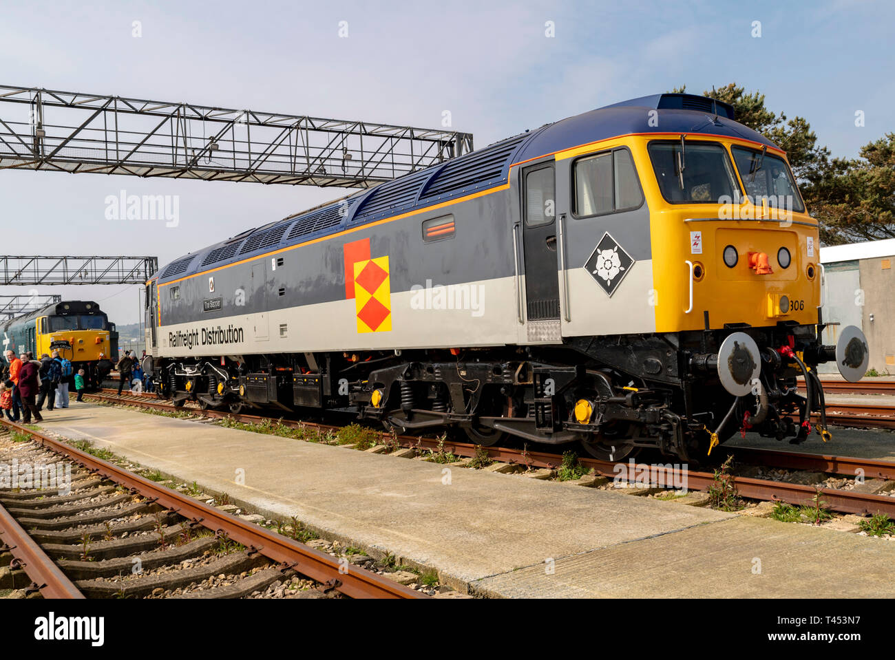 Langer Rock, Penzance, Großbritannien. 13. April 2019. Bürste/Sulzer Class 47 diesel-elektrischen Motor "sapper" Credit: Bob Sharples/Alamy leben Nachrichten Stockfoto