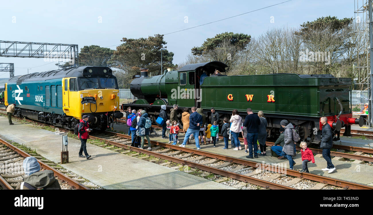 Langer Rock, Penzance, Großbritannien. 13. April 2019. Menschenmassen versammeln, um den Motor zu que Ausstellungsstücke für die Gwr Tag der offenen Tür. Credit: Bob Sharples/Alamy leben Nachrichten Stockfoto