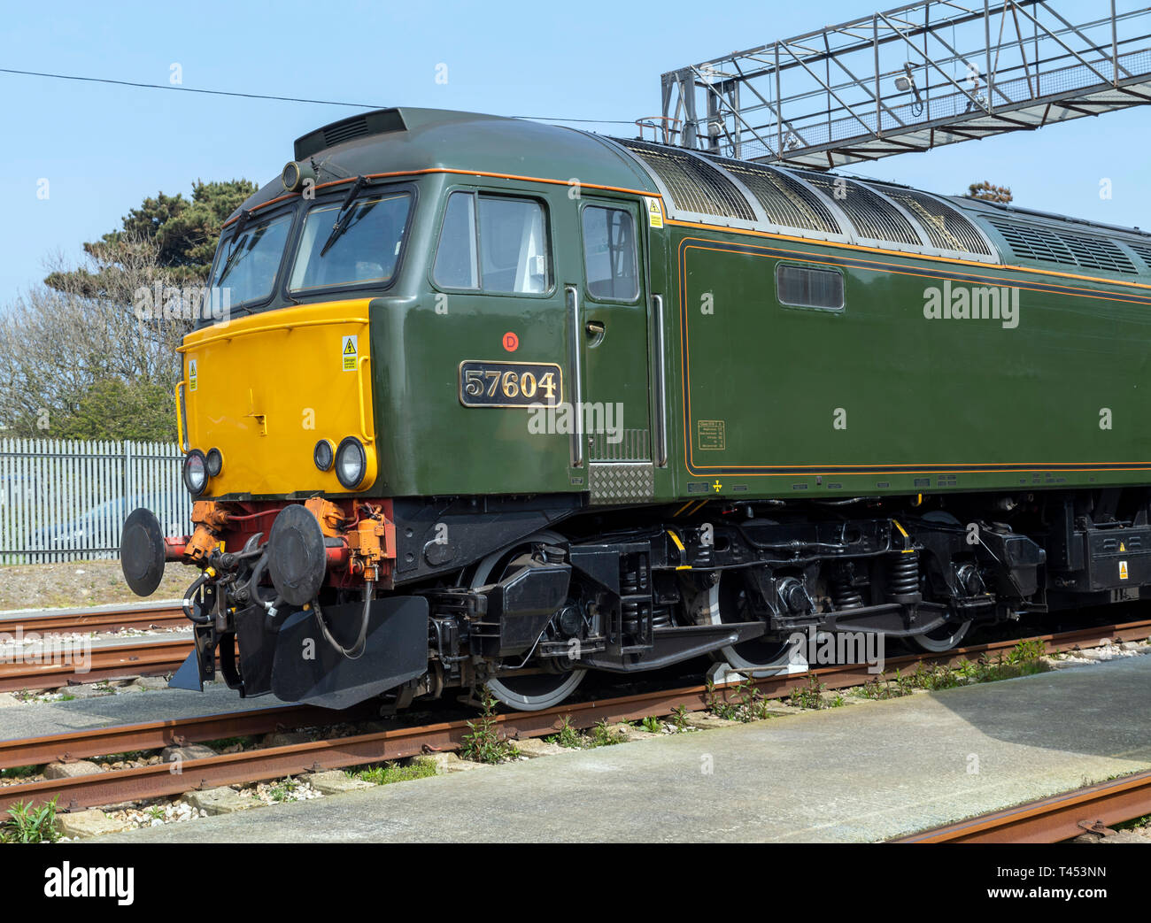 Langer Rock, Penzance, Großbritannien. 13. April 2019. Diesel 57604 "Pendennis Castle 'Credit: Bob Sharples/Alamy leben Nachrichten Stockfoto
