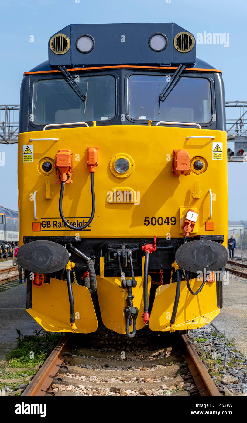 Langer Rock, Penzance, Großbritannien. 13. April 2019. Class 50 diesel-elektrischen Lokomotive 50049 'Defiance' Quelle: Bob Sharples/Alamy leben Nachrichten Stockfoto