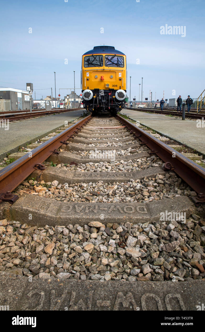 Langer Rock, Penzance, Großbritannien. 13. April 2019. Bürste/Sulzer Class 47 diesel-elektrischen Motor "sapper" Credit: Bob Sharples/Alamy leben Nachrichten Stockfoto