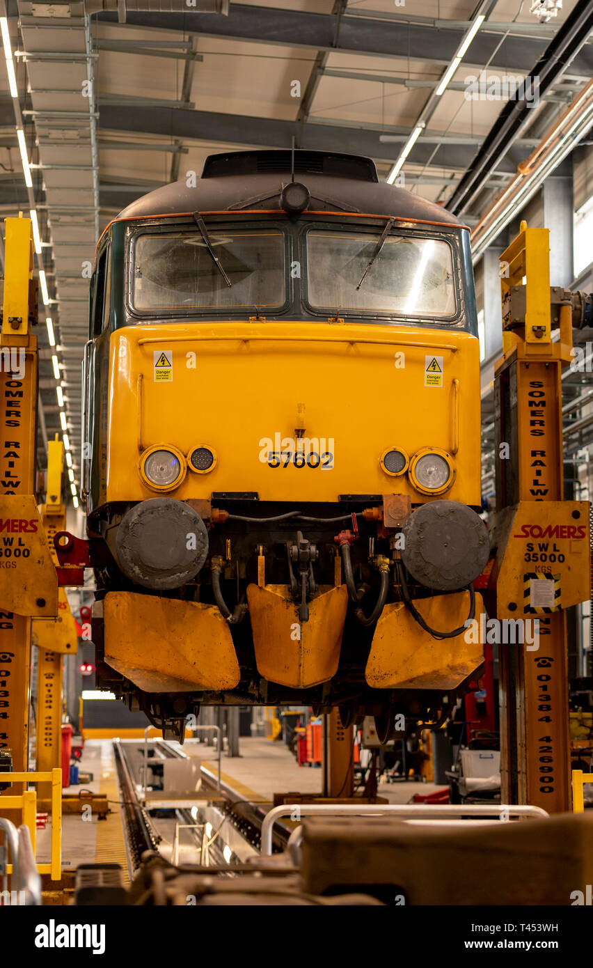 Langer Rock, Penzance, Großbritannien. 13. April 2019. Motor Wartung am langen Rock depot Kredit: Bob Sharples/Alamy leben Nachrichten Stockfoto