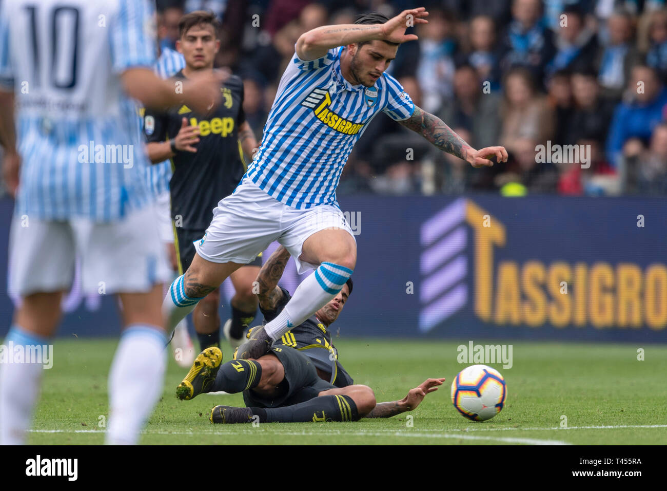 Kevin Bonifazi (Spal) Joao Pedro Cavaco Cancelo (Juventus) während Erie der Italienischen eine "Übereinstimmung zwischen Spal 2-1 Juventus an Paolo Mazza Stadion am 13. April 2019 in Ferrara, Italien. Credit: Maurizio Borsari/LBA/Alamy leben Nachrichten Stockfoto