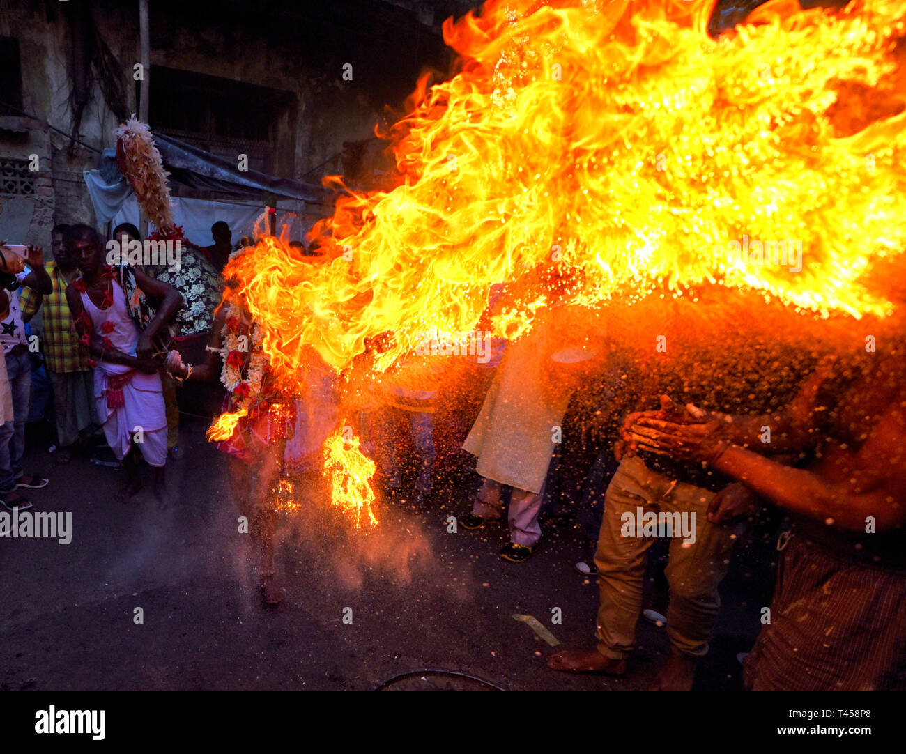 Hindu devotees werden gesehen, mit dem Feuer spielen während des Festivals. Gajan Festival ist ein Hindu traditionelles Volksfest gefeiert, vor allem in den östlichen Teil von Indien am Ende der bengalischen Jahr/Mitte April, wo die Menschen verkleiden sich als unterschiedliche Hindu Gott und dabei verschiedene rituelle Praktiken wie Kinderschminken, Piercing, mit dem Feuer spielen ihren Glauben/Gott für das Wohlbefinden der Familie zu befriedigen. Stockfoto