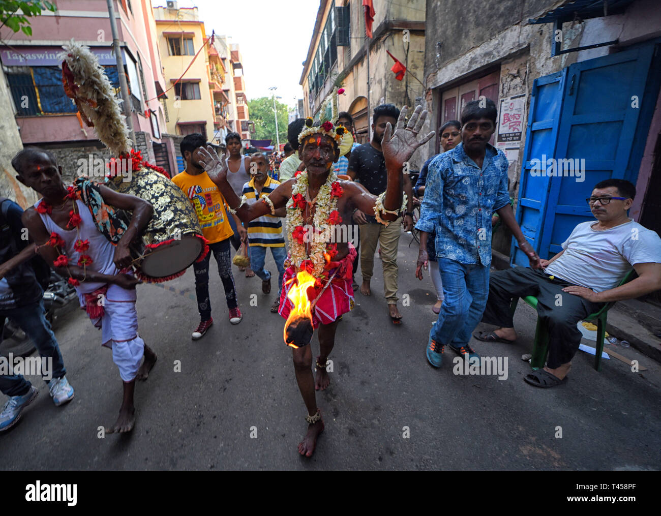 Ein Hindu devotee gesehen Spielen mit Feuer während des Festivals. Gajan Festival ist ein Hindu traditionelles Volksfest gefeiert, vor allem in den östlichen Teil von Indien am Ende der bengalischen Jahr/Mitte April, wo die Menschen verkleiden sich als unterschiedliche Hindu Gott und dabei verschiedene rituelle Praktiken wie Kinderschminken, Piercing, mit dem Feuer spielen ihren Glauben/Gott für das Wohlbefinden der Familie zu befriedigen. Stockfoto