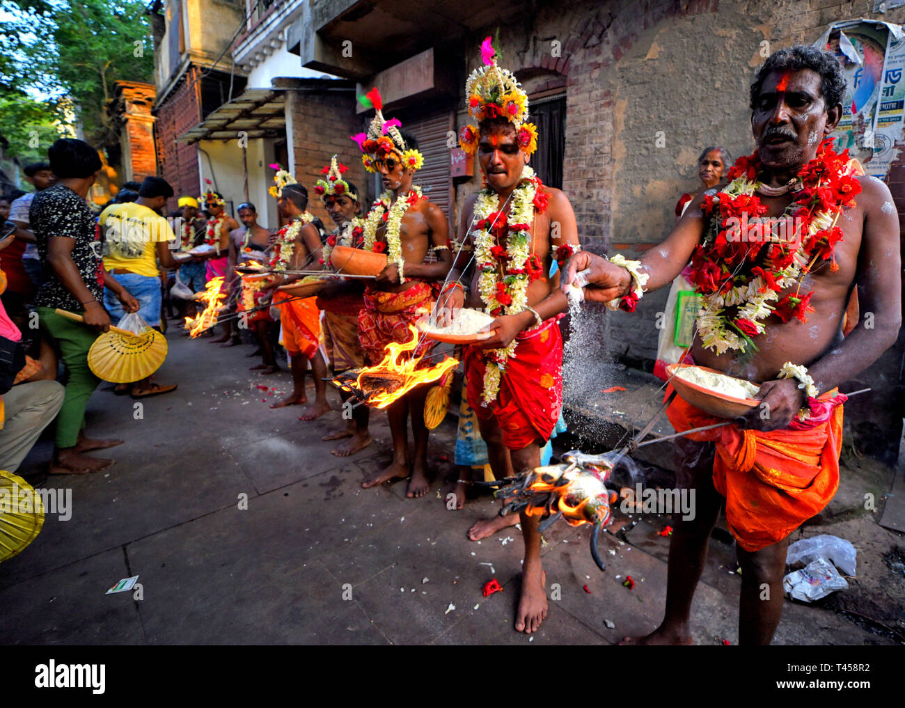 Hindu devotees werden gesehen, mit dem Feuer spielen während des Festivals. Gajan Festival ist ein Hindu traditionelles Volksfest gefeiert, vor allem in den östlichen Teil von Indien am Ende der bengalischen Jahr/Mitte April, wo die Menschen verkleiden sich als unterschiedliche Hindu Gott und dabei verschiedene rituelle Praktiken wie Kinderschminken, Piercing, mit dem Feuer spielen ihren Glauben/Gott für das Wohlbefinden der Familie zu befriedigen. Stockfoto