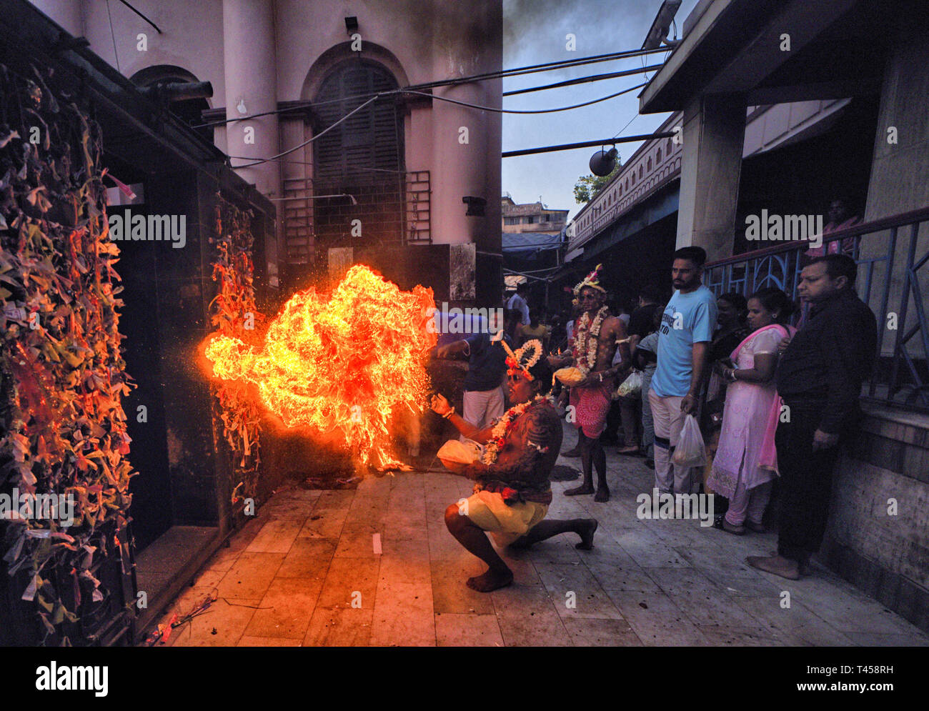 Ein Hindu devotee gesehen Spielen mit Feuer während des Festivals. Gajan Festival ist ein Hindu traditionelles Volksfest gefeiert, vor allem in den östlichen Teil von Indien am Ende der bengalischen Jahr/Mitte April, wo die Menschen verkleiden sich als unterschiedliche Hindu Gott und dabei verschiedene rituelle Praktiken wie Kinderschminken, Piercing, mit dem Feuer spielen ihren Glauben/Gott für das Wohlbefinden der Familie zu befriedigen. Stockfoto