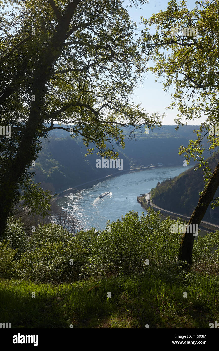 St. Goarshausen, Deutschland. 11 Apr, 2019. Das Foto zeigt den Blick von der Loreley ins Rheintal. Der Inbegriff der Rheinromantik, die Herzen der Oberen Mittelrheintal Weltkulturerbe, der Hotspot der Tag Tourismus hat auf ein neues Gesicht nach dem Spatenstich im Jahr 2016 übernommen. Quelle: Thomas Frey/dpa/Alamy leben Nachrichten Stockfoto