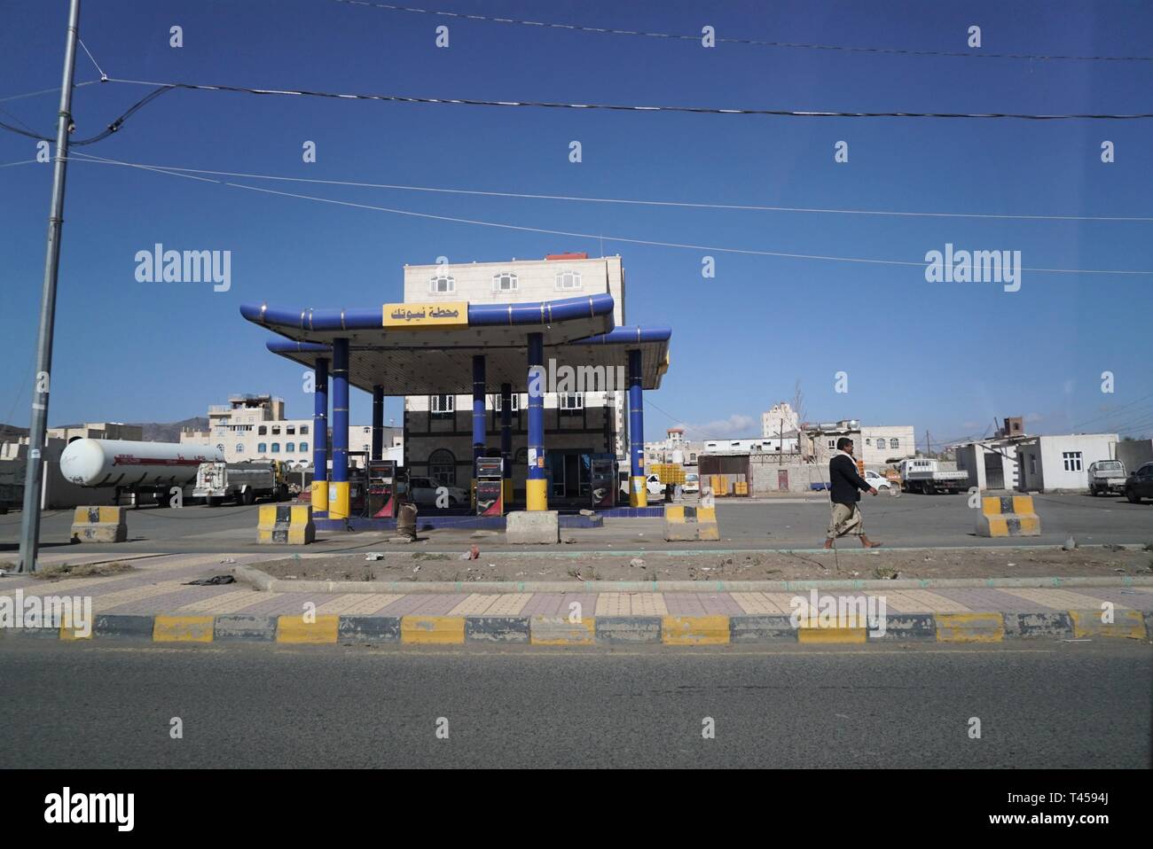 Sanaa, Jemen. 13 Apr, 2019. Ein Mann der Vergangenheit eine leere Tankstelle in Sanaa, Jemen, am 13. April 2019. Jemen ist mit gravierenden Mangel an Kraftstoff- und Lebensmittelpreise steigen, und die Krise ist die hungernde Bevölkerung. Credit: Mohamed al-Azaki/Xinhua/Alamy leben Nachrichten Stockfoto