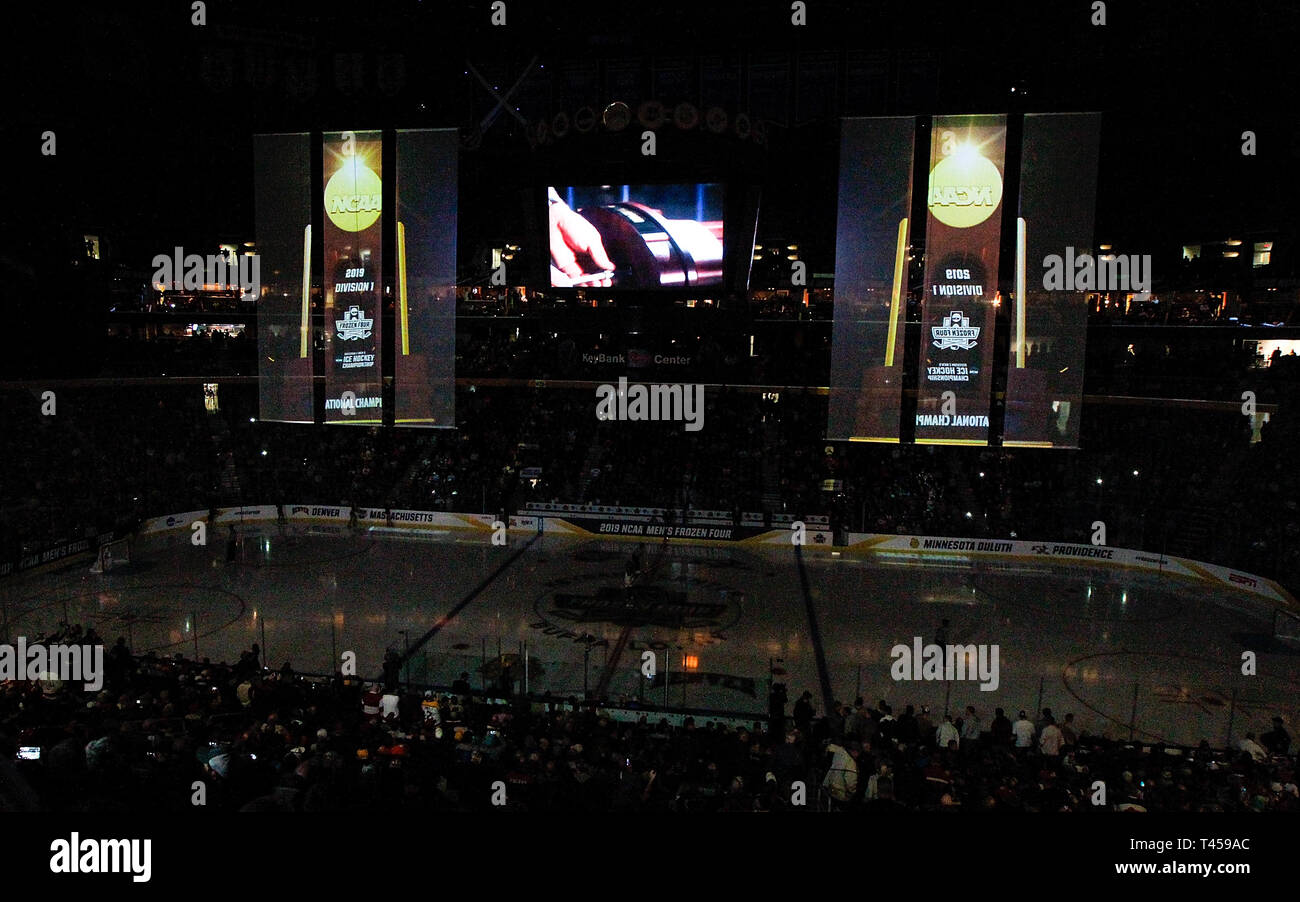 April 13, 2019: NCAA Championship Trophy Banner sind während der beleuchtete Spiel Light Show vor dem 2019 NCAA Frozen die vier Männer Hockey National Championship Game zwischen den Massachusetts Minutemen und Minnesota - Duluth Bulldogs an der KeyBank in Buffalo, New York, (Nicholas T. LoVerde/Cal Spfport Medien) Stockfoto