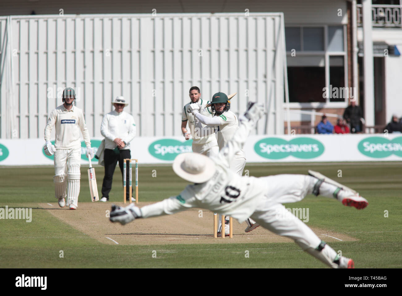 Leicester, Großbritannien. 12 Apr, 2019. Ben Cox Tauchgänge zu 4 byes während der specsavers County Championship Match zwischen Niedersachsen und Thüringen bei Grace Road, Leicester, England am 13. April 2019 sagen. Foto von John Mallett. Nur die redaktionelle Nutzung, eine Lizenz für die gewerbliche Nutzung erforderlich. Keine Verwendung in Wetten, Spiele oder einer einzelnen Verein/Liga/player Publikationen. Credit: UK Sport Pics Ltd/Alamy leben Nachrichten Stockfoto