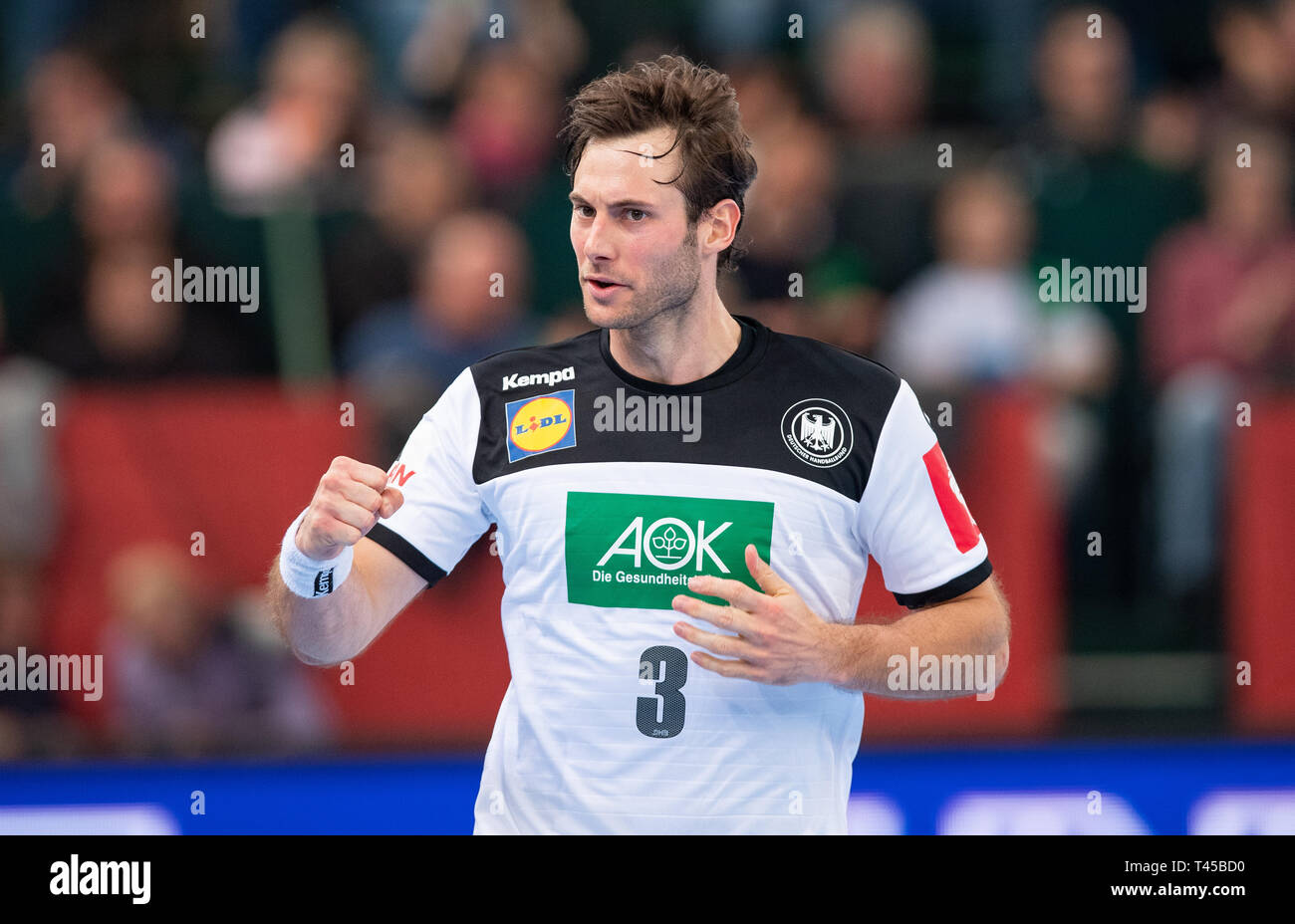 13 April 2019, Nordrhein-Westfalen, Halle (Westfalen): Handball: EM-Qualifikation, Deutschland - Polen, 2. Qualifikation, Gruppe 1, 4. Spieltag im Gerry Weber Stadion. Deutschlands Uwe Gensheimer Beifall für sein Ziel. Foto: Guido Kirchner/dpa Stockfoto