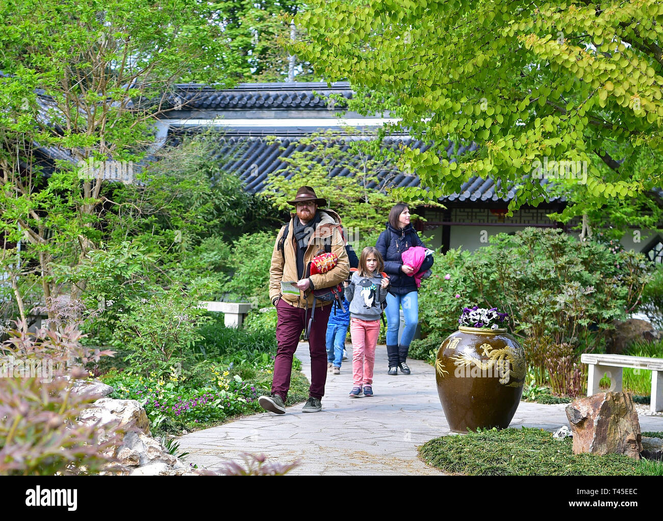 Mannheim, Deutschland. 13 Apr, 2019. Touristen besuchen Sie die chinesischen Duojing-Garden im Luisenpark Mannheim, Deutschland, April 13, 2019. Der Bau von Duojing-Garden wurde im Jahr 2001 abgeschlossen. Es ist ein Ort für Menschen die Schönheiten eines chinesischen klassischen Garten zu genießen. Credit: Lu Yang/Xinhua/Alamy leben Nachrichten Stockfoto