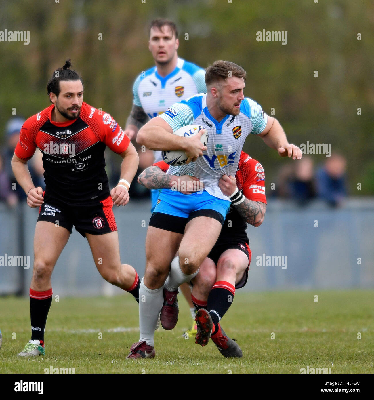 Kreuzfahrer Park, St Helens, Großbritannien. 14 Apr, 2019. Coral Challenge Cup Rugby, Thatto Heath Kreuzfahrer versus Dewsbury Widdern; Tom Garratt von Dewsbury Widder, läuft nach vorne mit der Kugel, als er Credit: Aktion plus Sport/Alamy Leben Nachrichten behandelt wird Stockfoto