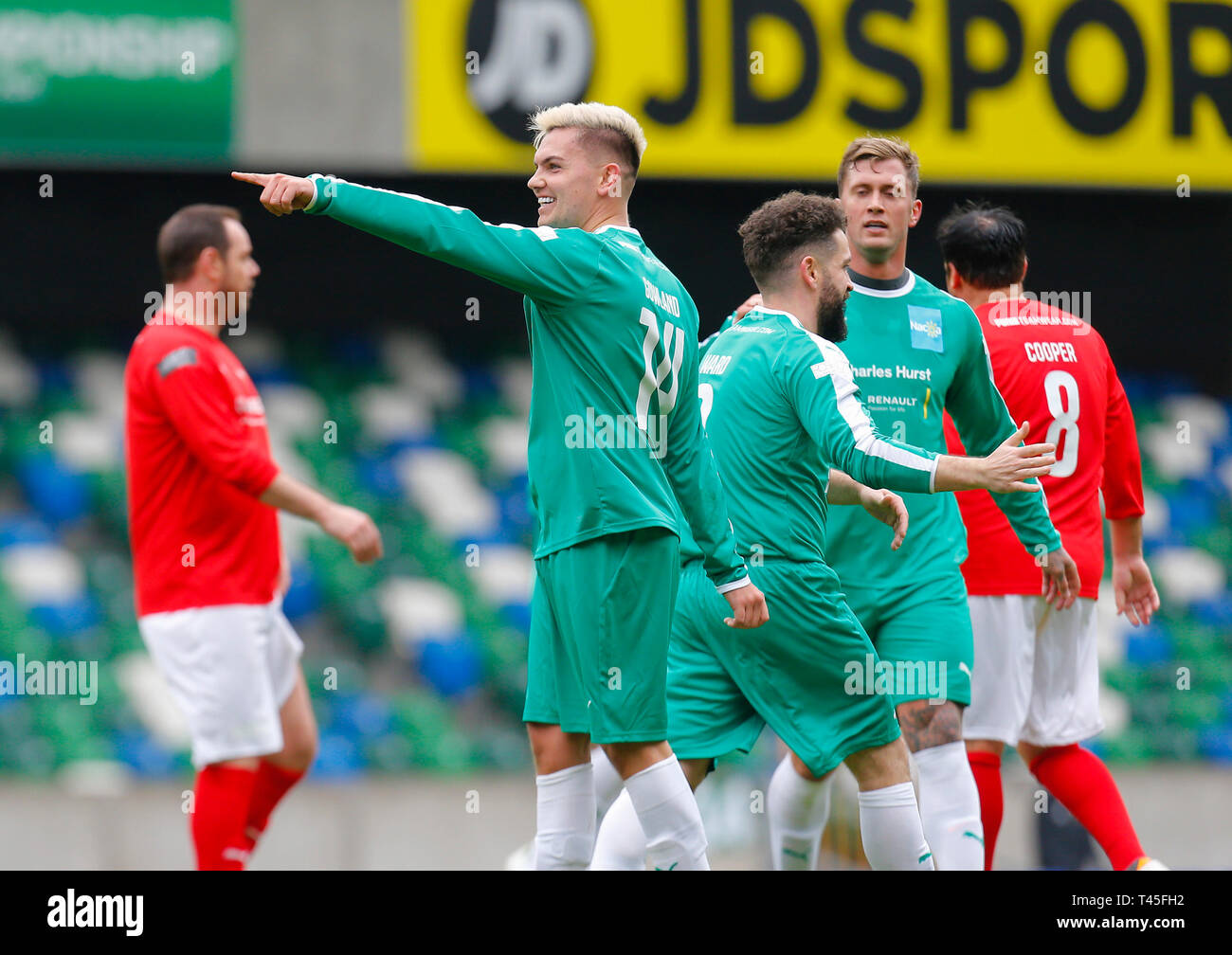 Windsor Park, Belfast, Nordirland. 14 Apr, 2019. 'My Tribut 'Celebrity Fußballspiel; Sam Gowland von calum's NI XI feiert zählenden Credit: Aktion plus Sport/Alamy leben Nachrichten Stockfoto