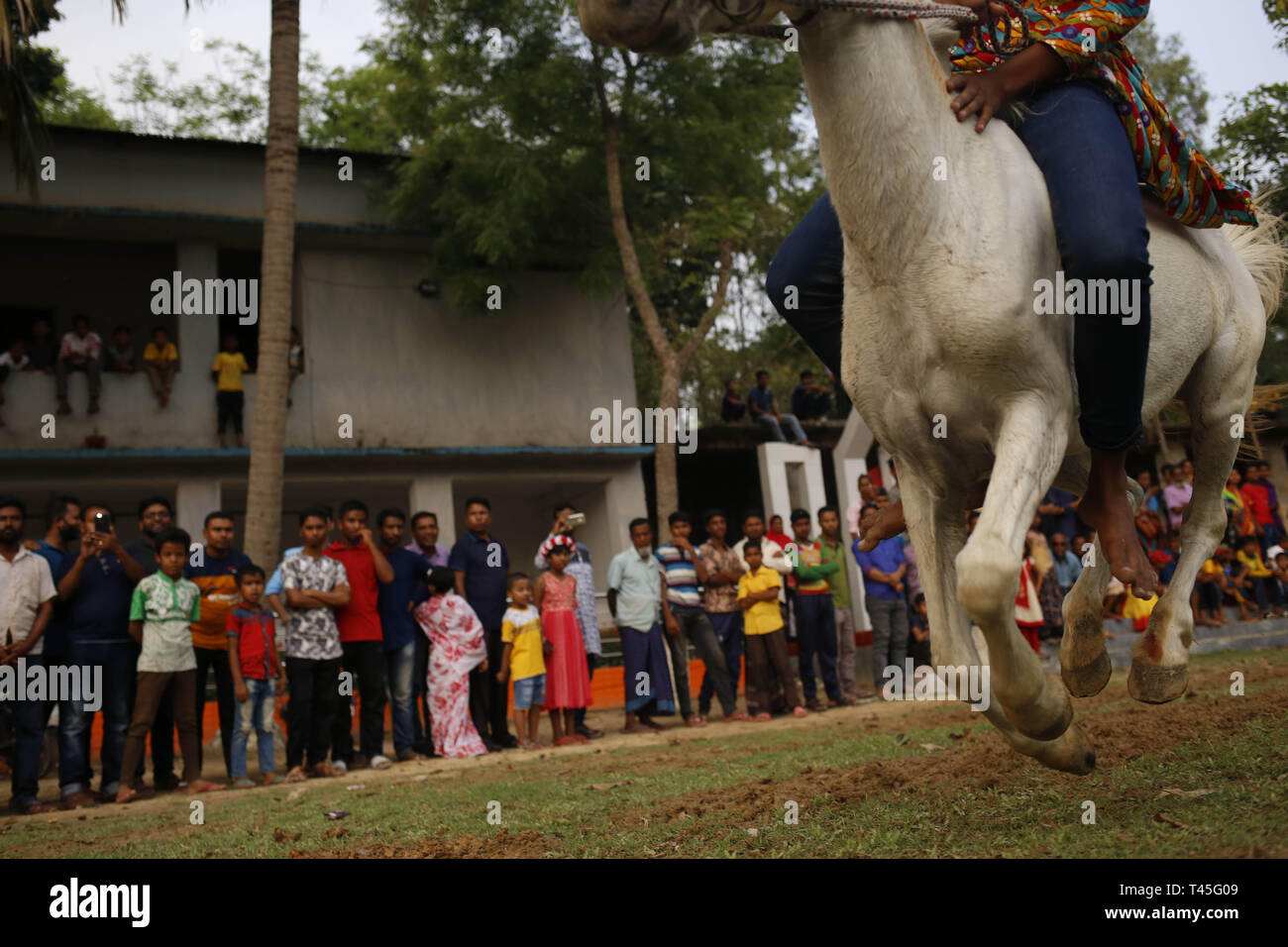 Naogaon, Bangladesch. 14 Apr, 2019. Tasmina (15), Runner ein Pferd reitet ihr Pferd in einem Rennen, das am ersten Tag der Bangla auf das Neue Jahr ein Feld an Dhamoirhat, naogaon. Credit: MD Mehedi Hasan/ZUMA Draht/Alamy leben Nachrichten Stockfoto