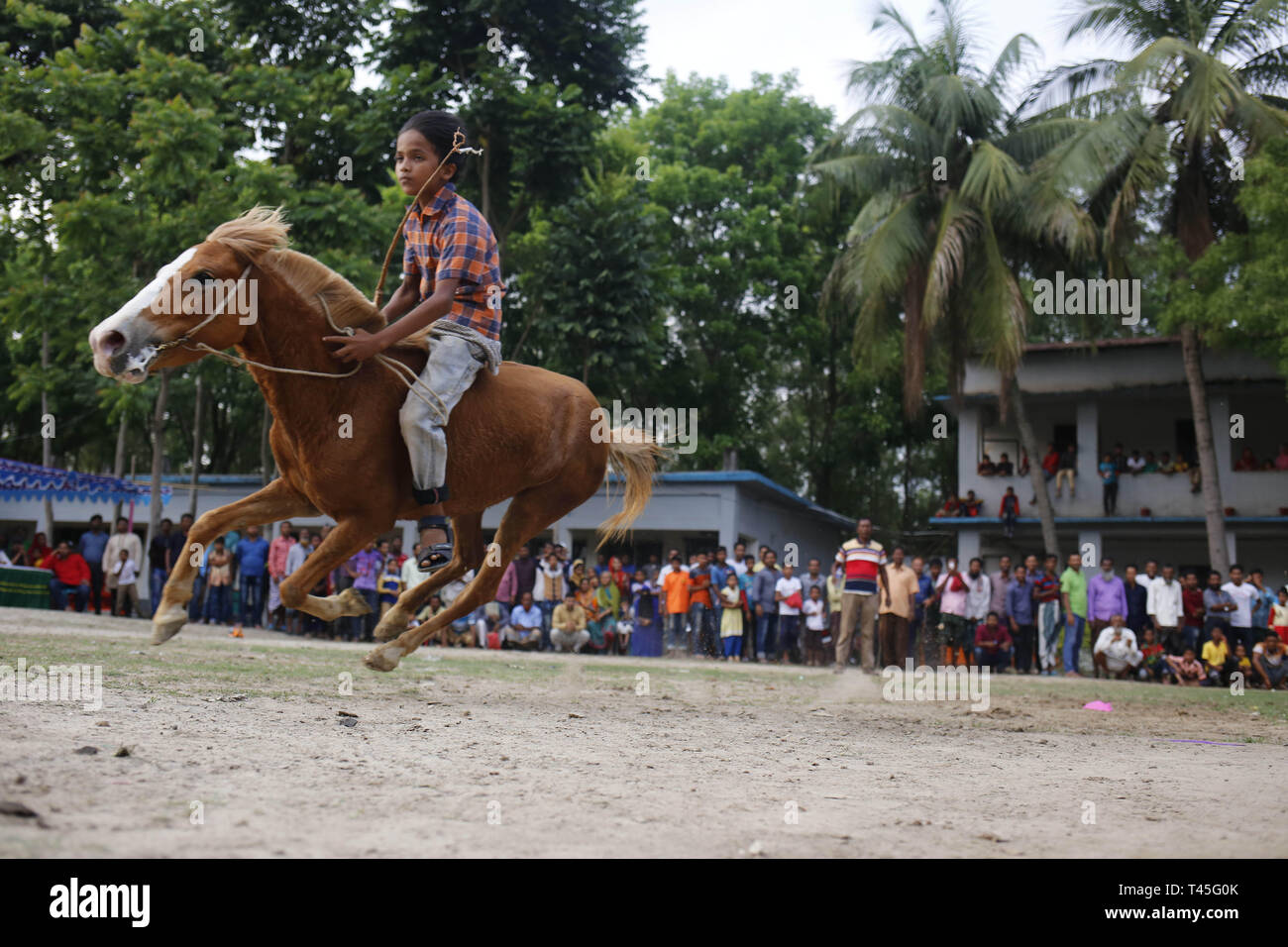 Naogaon, Bangladesch. 14 Apr, 2019. Ein Junge reitet sein Pferd in einem Rennen am ersten Tag der Bangla auf das Neue Jahr ein Feld an Dhamoirhat, naogaon. Credit: MD Mehedi Hasan/ZUMA Draht/Alamy leben Nachrichten Stockfoto