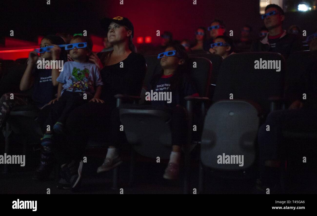 Kinder und ihrer Familie Mitglieder sehen Sie einen 3D-Film über die Landung auf dem Mond, Feb.23, 2019, während einer Kalifornien Nationalgarde Kind & Jugend Veranstaltung an der Entdeckung Cube Orange County in Santa Ana, Kalifornien. Fast 20 Cal Guard abhängige, Alter 6-12, und ihre Familien für den Fall, einer von über einem Dutzend Veranstaltungen Cal Guard Jugend rund um den Zustand jedes Jahr geplante teilgenommen. Stockfoto