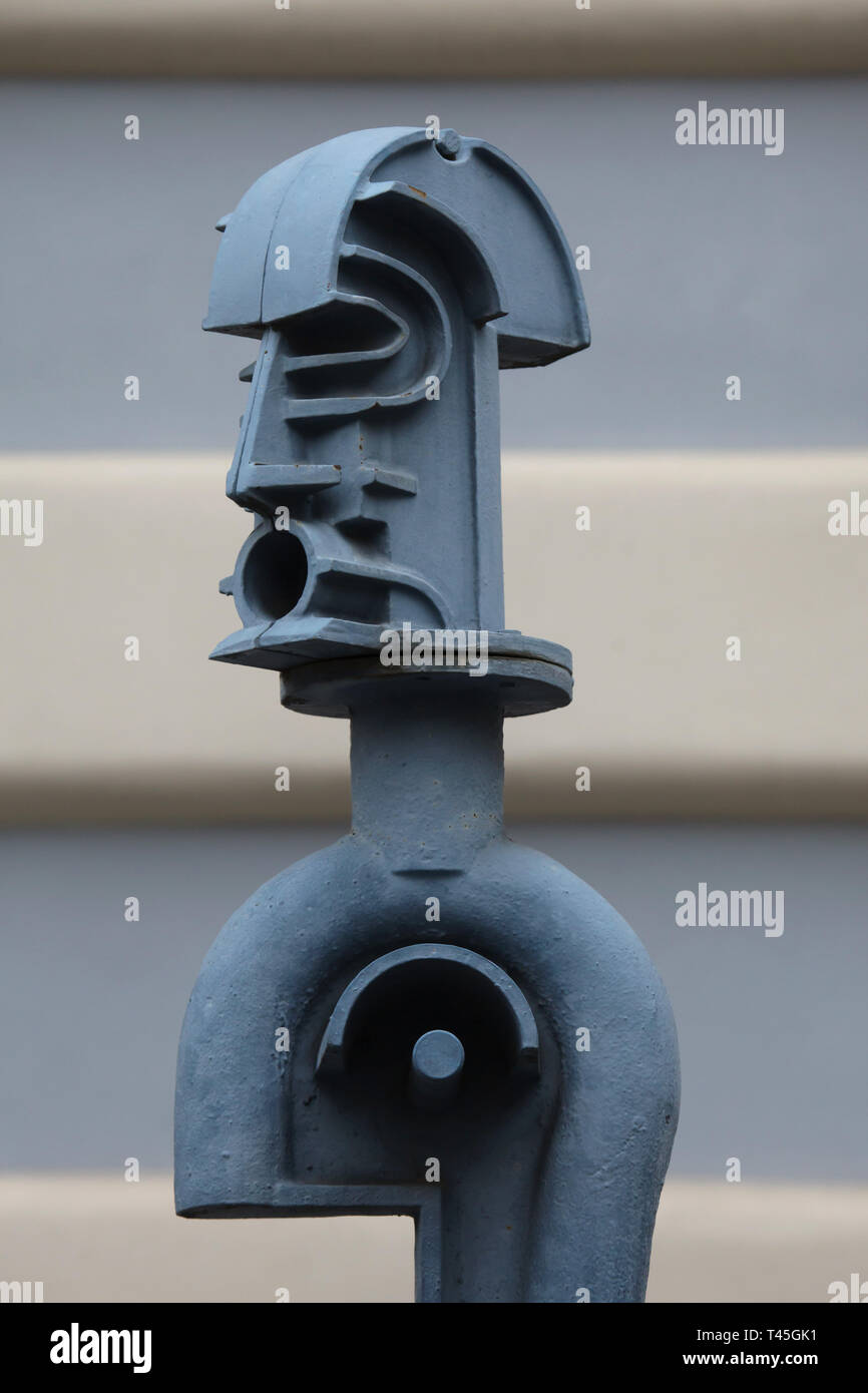 Plastische Kopf auf der Poller von der Tschechischen Bildhauer Karel Nepraš aus den 90er Jahren vom Vor dem Palais Liechtenstein (Lichtenštejnský palác) in Malostranské Platz in Malá Strana (Kleinseite) in Prag, Tschechische Republik. 20 sieben Köpfe Gedenken an die Hinrichtung von 27 Böhmische evangelische führend in der Altstadt am 21. Juni 1621 (Staroměstská exekuce). Sie waren gegen die Todesstrafe im Palais Liechtenstein verurteilt. Stockfoto