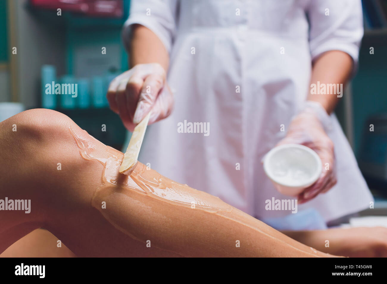 Die Anwendung Eines Kontakt Gel Vor Dem Verfahren Der Laser Haarentfernung Anwendung Der Zuckerpaste Fur Das Verfahren Der Shugaring Stockfotografie Alamy