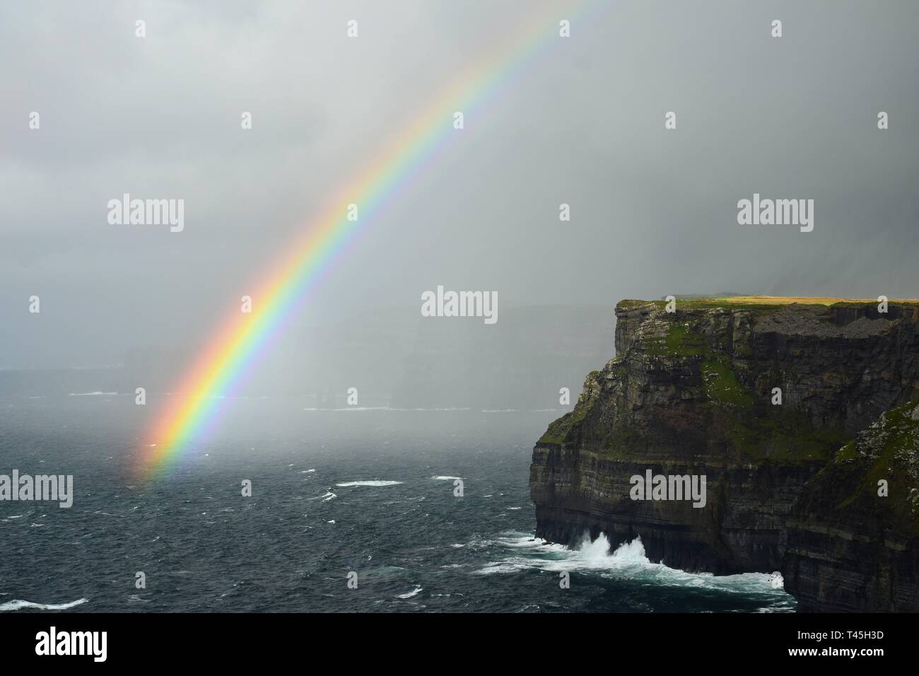 Ein bunter Regenbogen über die Klippen von Moher an der Westküste Irlands in der Grafschaft Clare. Stockfoto