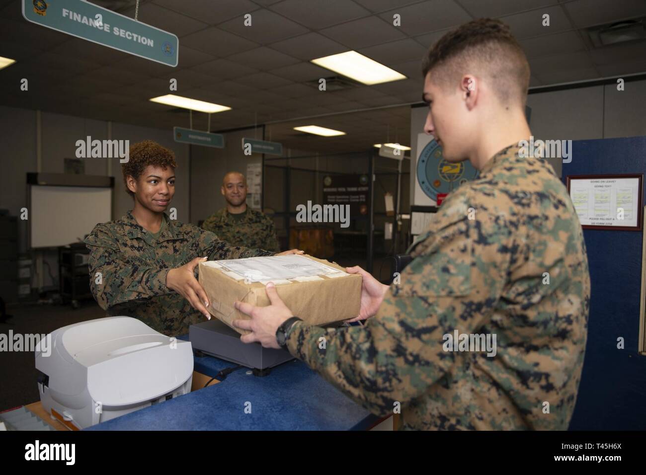 Us Marine Corps Pfc. Alejandrina C. Jenkins, Links, und Pfc. Thomas J. Thompson, Recht, Studenten dienststellenübergreifenden Post Ausbildung, Marine Corps Combat Service Support Schulen zugewiesen, die Teilnahme an einer praktischen Anwendung Labor auf mail handling in Fort Jackson, S.C., Jan. 25, 2019. Die praktischen Übungen sind in einem behelfsmäßigen Post Office, die Marines mit ihrer künftigen Arbeit Umgebungen gewöhnt werden durchgeführt. Stockfoto