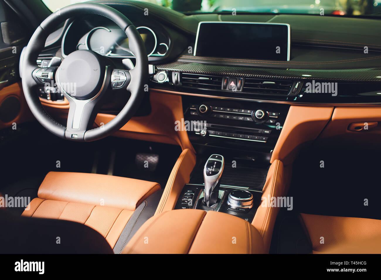 Moderner Luxus Auto innen. Innenraum der Prestige modernes Auto. Leder  braun Sitze. Orange perforiertes Leder im Cockpit Stockfotografie - Alamy
