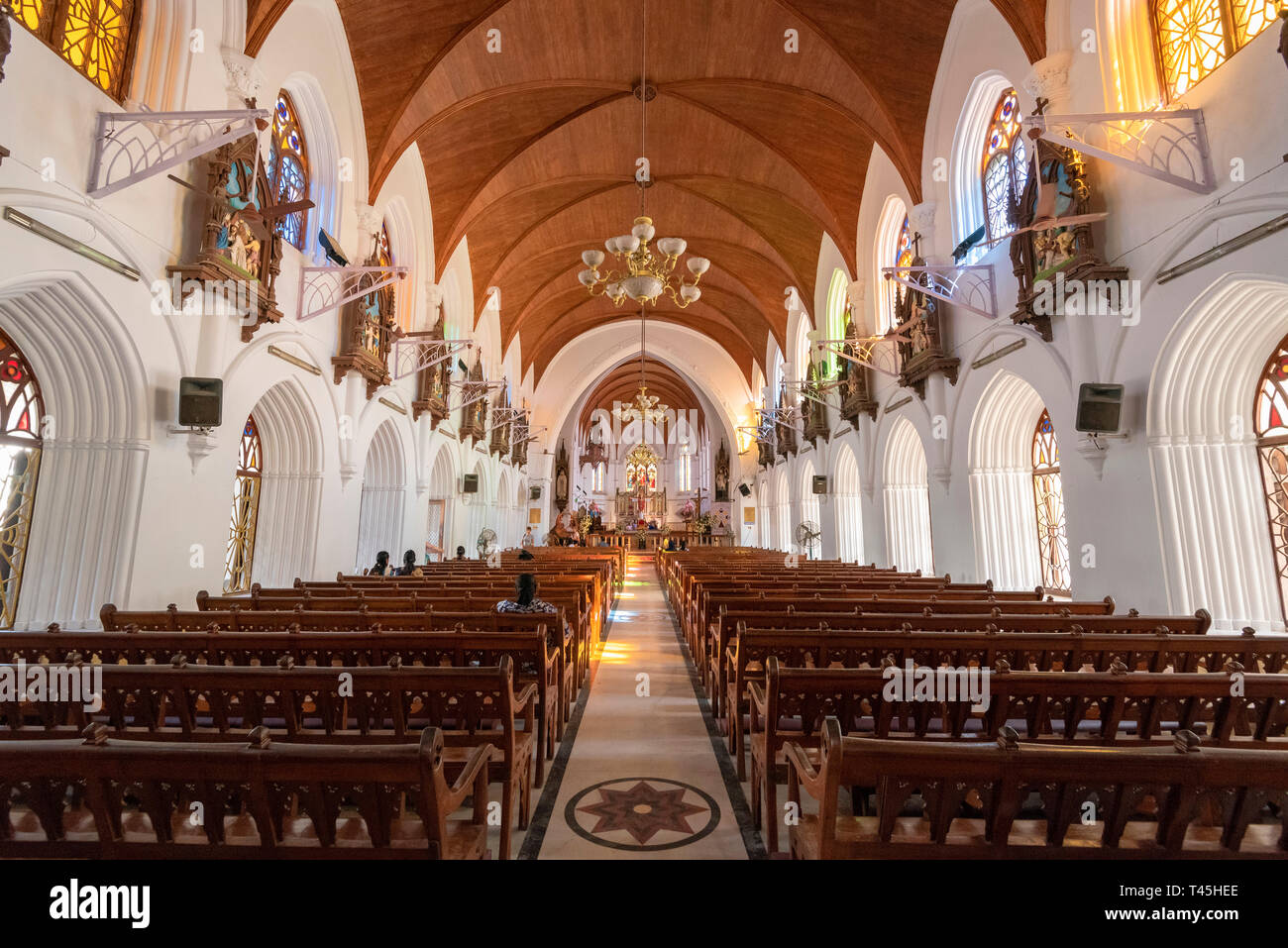 Horizontale Blick in das Innere der Kathedrale St. Thomas in Chennai, Indien. Stockfoto