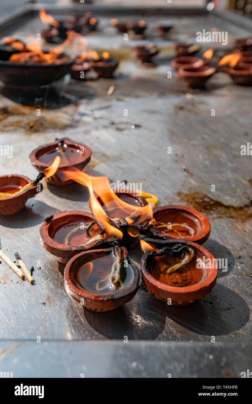 Vertikale in der Nähe von brennenden Öllampen an der Kapaleeshwarar Temple in Chennai, Indien. Stockfoto