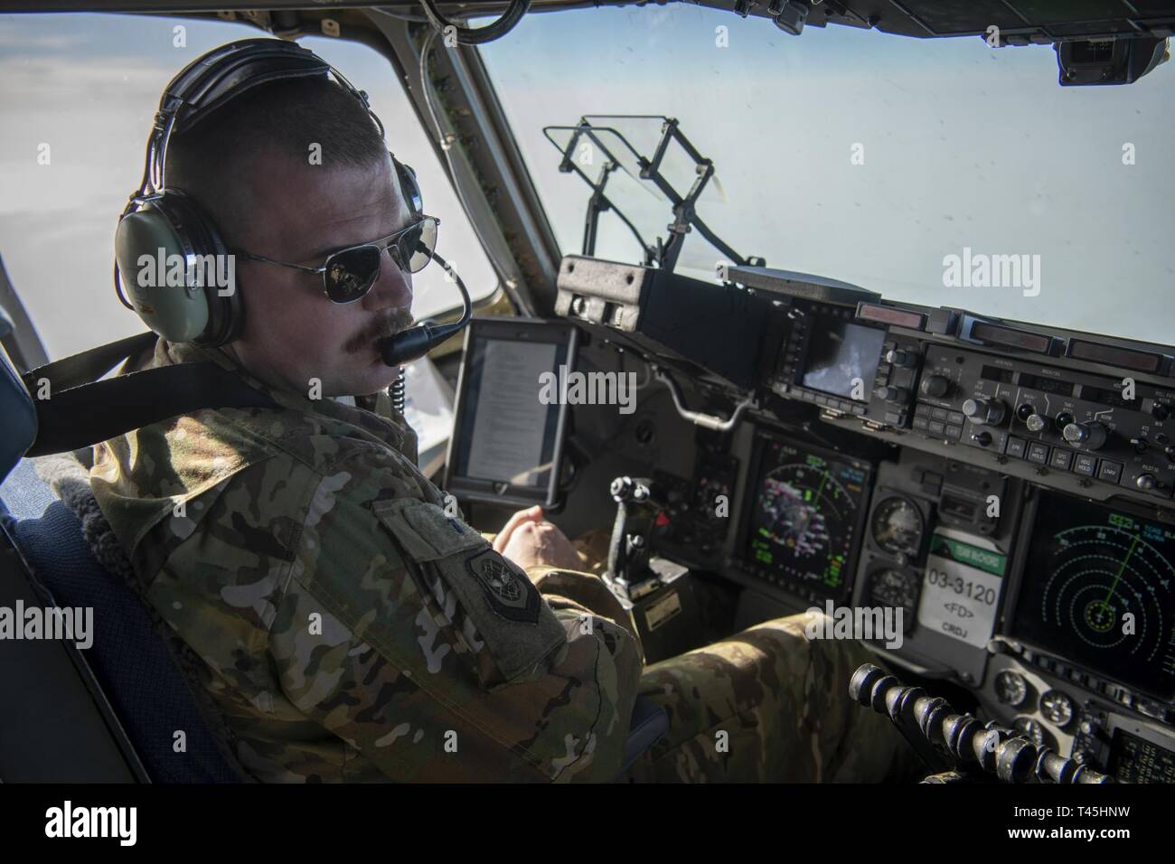 Kapitän Daniel Bruce, Expeditionary 816th Airlift Squadron Det. 1 Pilot, fliegt eine C-17 Globemaster III an einen geheimen Ort in Südwestasien, Jan. 26, 2019. Die C-17 Globemaster III ist in der Lage, rasche strategische Bereitstellung von Truppen und alle Arten von Fracht, Grundlagen im Bereich der Verantwortung zur Unterstützung der Geschäfte betreibt, die Entschlossenheit und die Freiheit des Sentinel sowie retrograde Operationen. Stockfoto