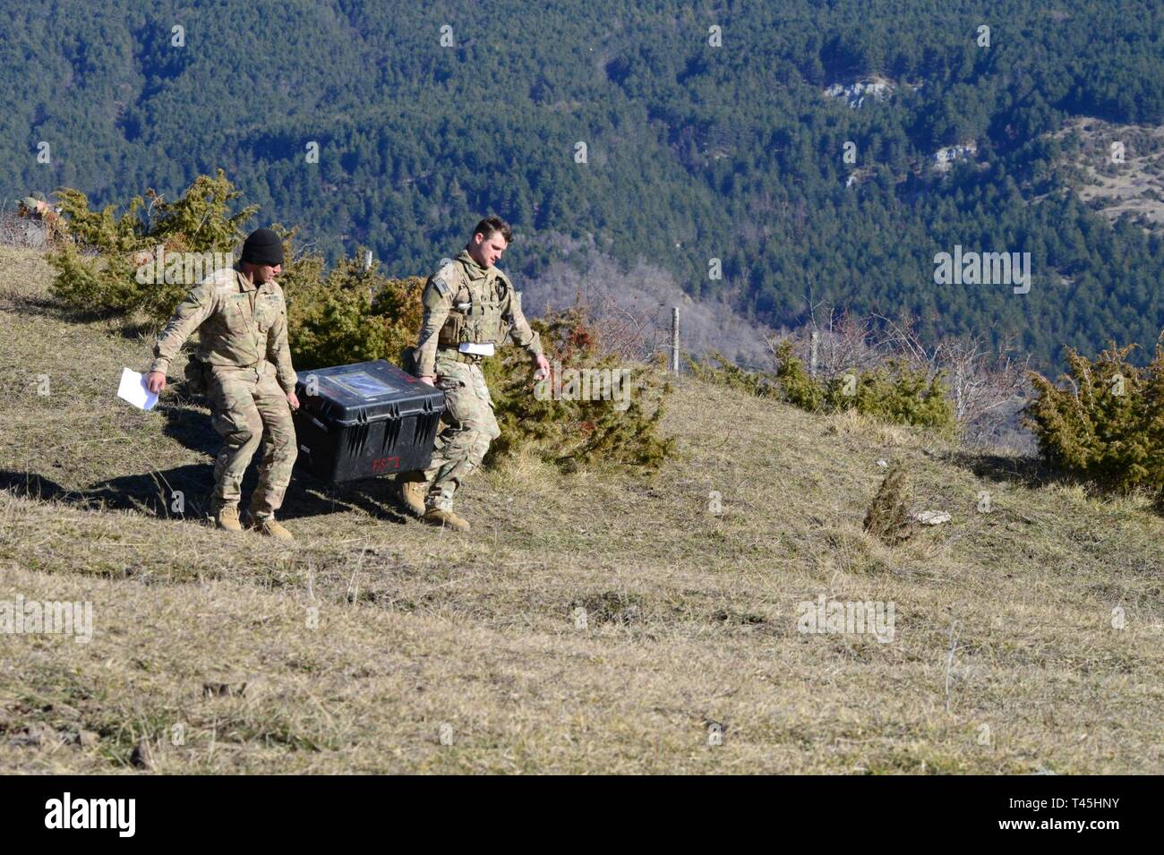 Zwei US-Armee Fallschirmjäger auf das erste Bataillon zugeordnet, 503Rd Infanterie Regiment (1-503Rd IR), 173Rd Airborne Brigade Combat Team durchführen, bevor das Team live Fire dynamische Übung am Monte Carpegna Italienisch Training Area, Monte Carpegna, Italien, Jan. 25, 2019. Stockfoto