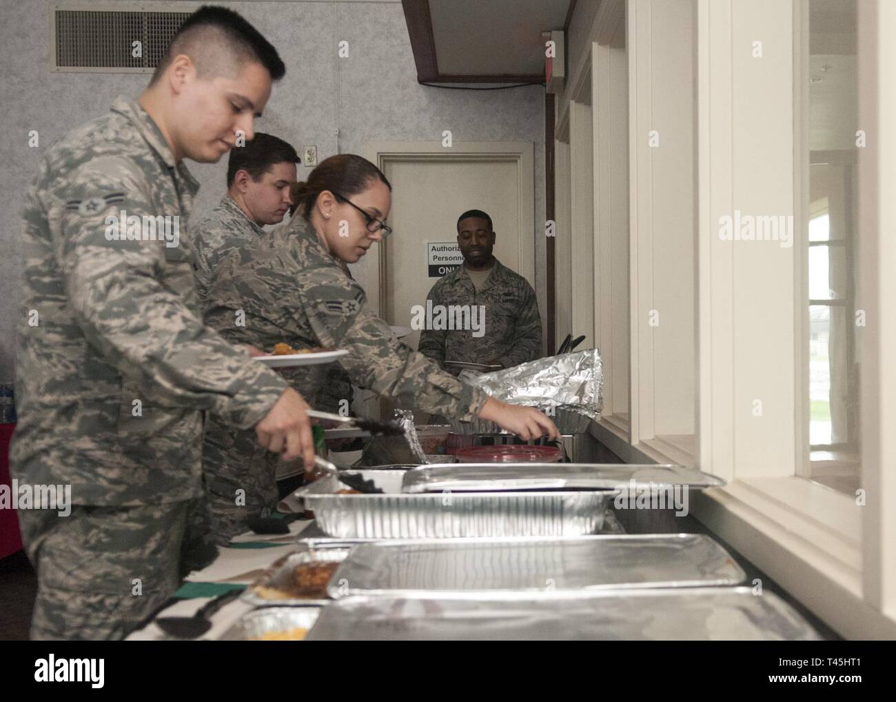 Teilnehmer dienen, sich Essen an der Beale AFB Black History Month potluck Feb 26, 2019. Black History Month ist eine jährliche Feier des Erreichten durch afrikanische Amerikaner und eine Zeit für ihren Einfluss auf die Geschichte der Vereinigten Staaten erkennen. Stockfoto