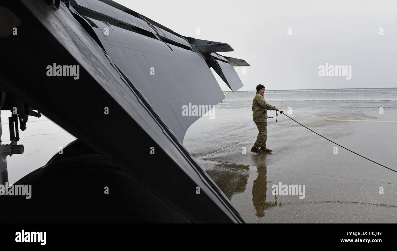 Us Air Force Senior Airman Jona Myers, 92 Aircraft Maintenance Squadron flying Crew Chief, bereitet Struts auf einem KC-135 Stratotanker während einer Installation Mission Assurance Übung an der Beale Air Force Base, Kalifornien, Jan. 26, 2019 zu warten. Flieger von der 92nd Air Refuelling Flügel verbrachte eine Woche üben mission Bereitschaft an der Beale AFB. Stockfoto